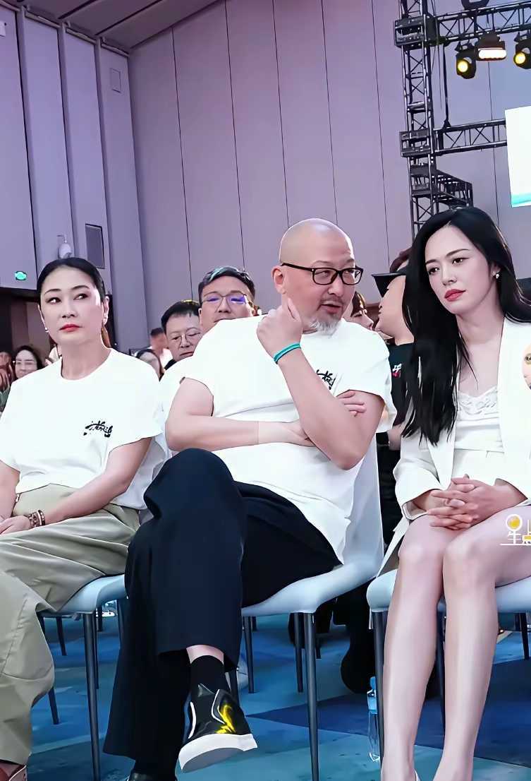 管虎又在胡撩，老婆梁静都看不下去了。表情管理都不做了，直接一个白眼，心里可能在想:在哪都不老实，就爱