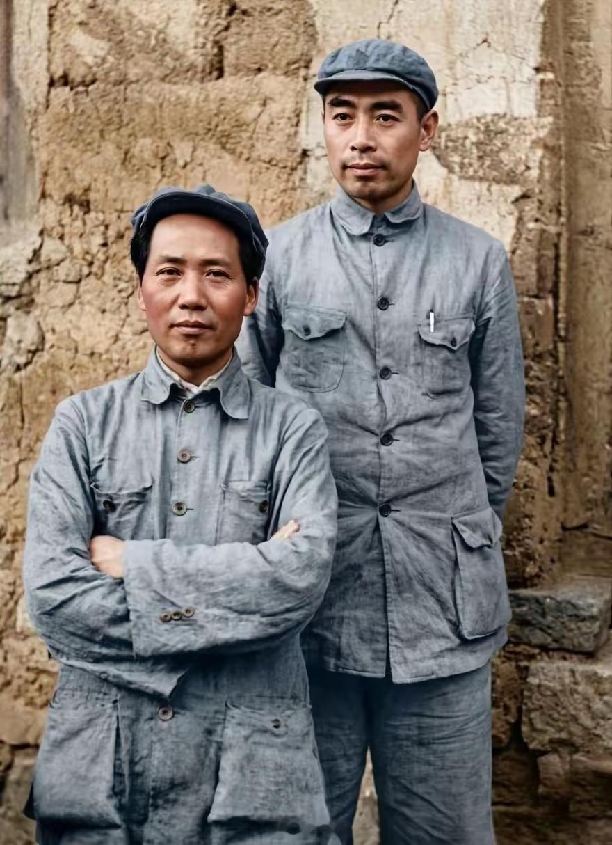 第一次见这张珍贵照片，毛主席和周总理在延安的土墙前并肩留影。他们当时都很年轻，但