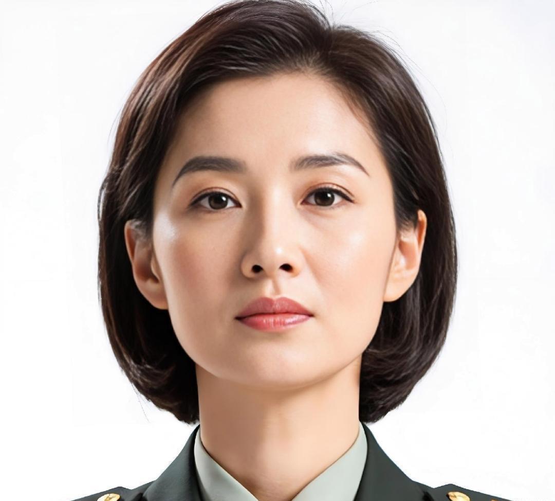 身穿军装的她，美得有棱角，柔里带着韧劲。眼神很稳，像藏着说不完