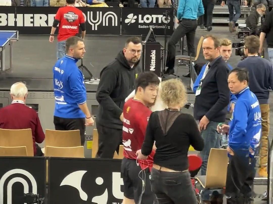 太宠了！樊振东半决赛刚打完擦汗，德国记者想采访被直接拒绝，队友喊着樊宝火速护走