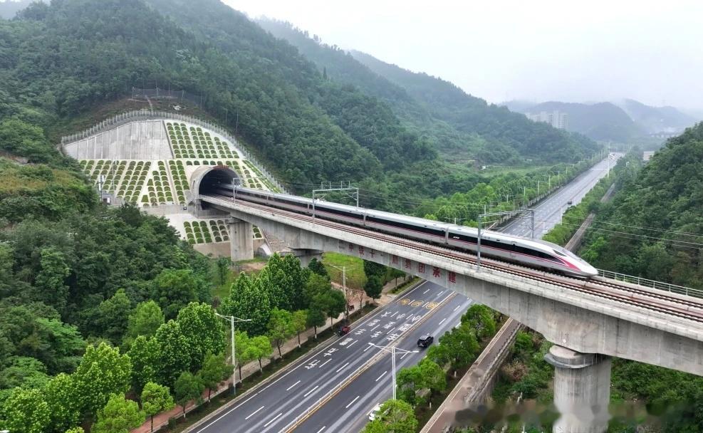 【西十高铁湖北段开始试运行】2026平5月22日8时30分，随着55451次列