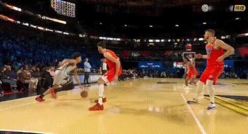 欺负新秀？哈珀这是进攻犯规吗？回放看完全是自然的上篮动作，不打到切特鼻子的哈没