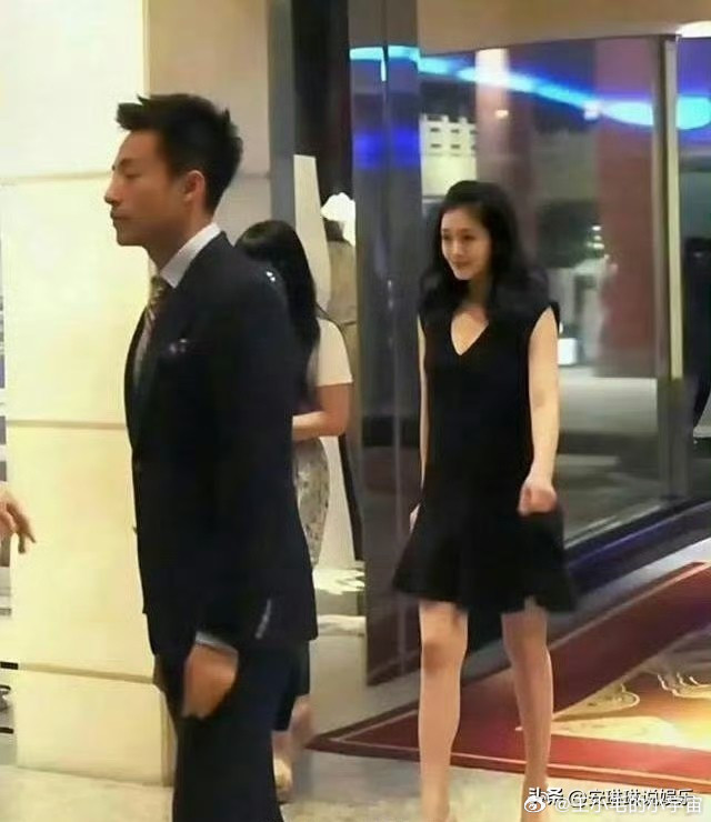 当年汪小菲和大s第一次见面，汪小菲一身黑色西装，梳着“精英背头”，英俊帅气；大S