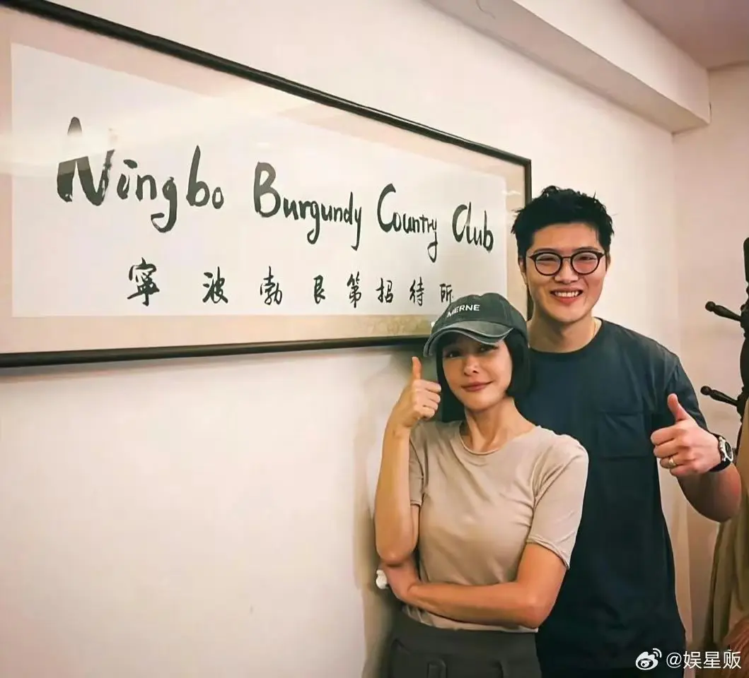 秦岚小餐馆合影：显娇小