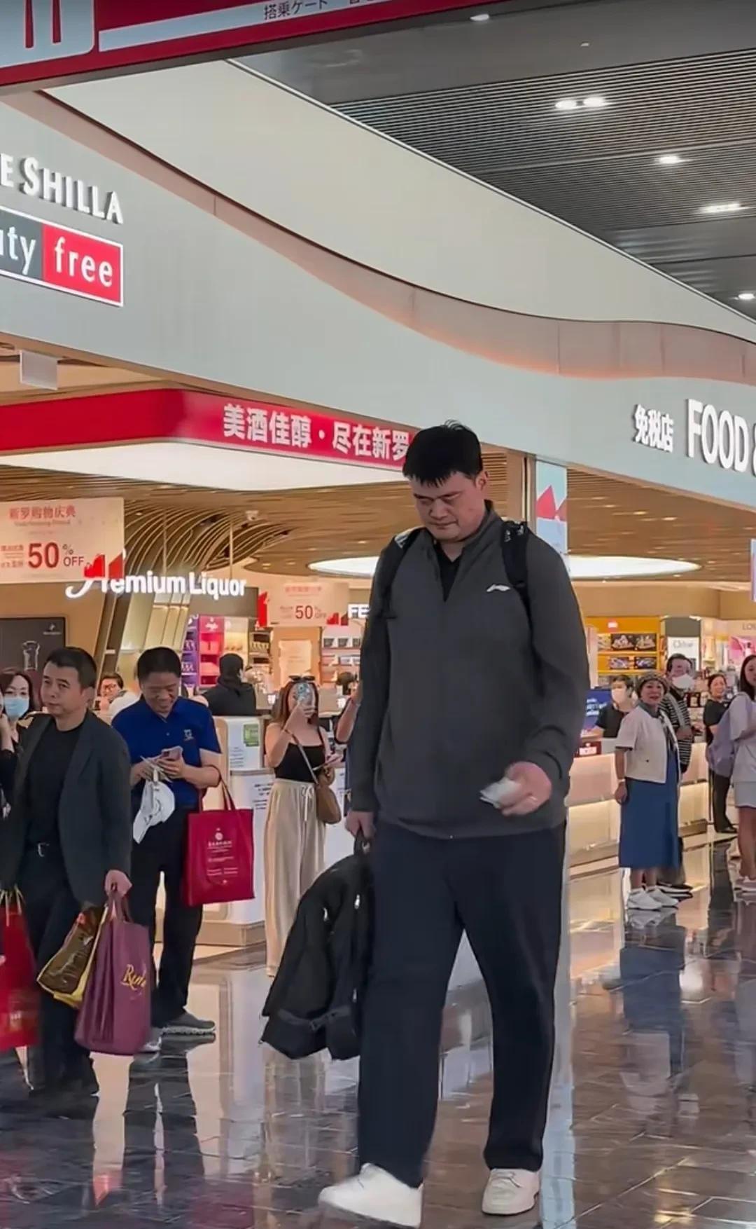 看篮球赛场上的姚明，觉得他个子高，感觉还能接受；但是当看到他行走在普通人当中时，