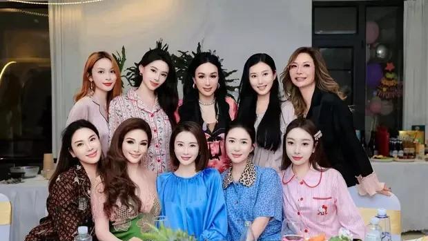 哇塞！钟丽缇这波生日操作真是飒到飞起！9月20日，女神在社交平台狂晒睡衣庆生照，