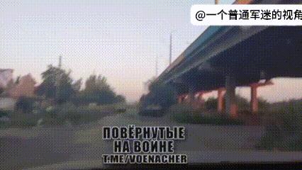 红军城市区，乌军士兵拍摄的视频显示城市里到处都是乌军被摧毁的车辆载具残骸，城市全
