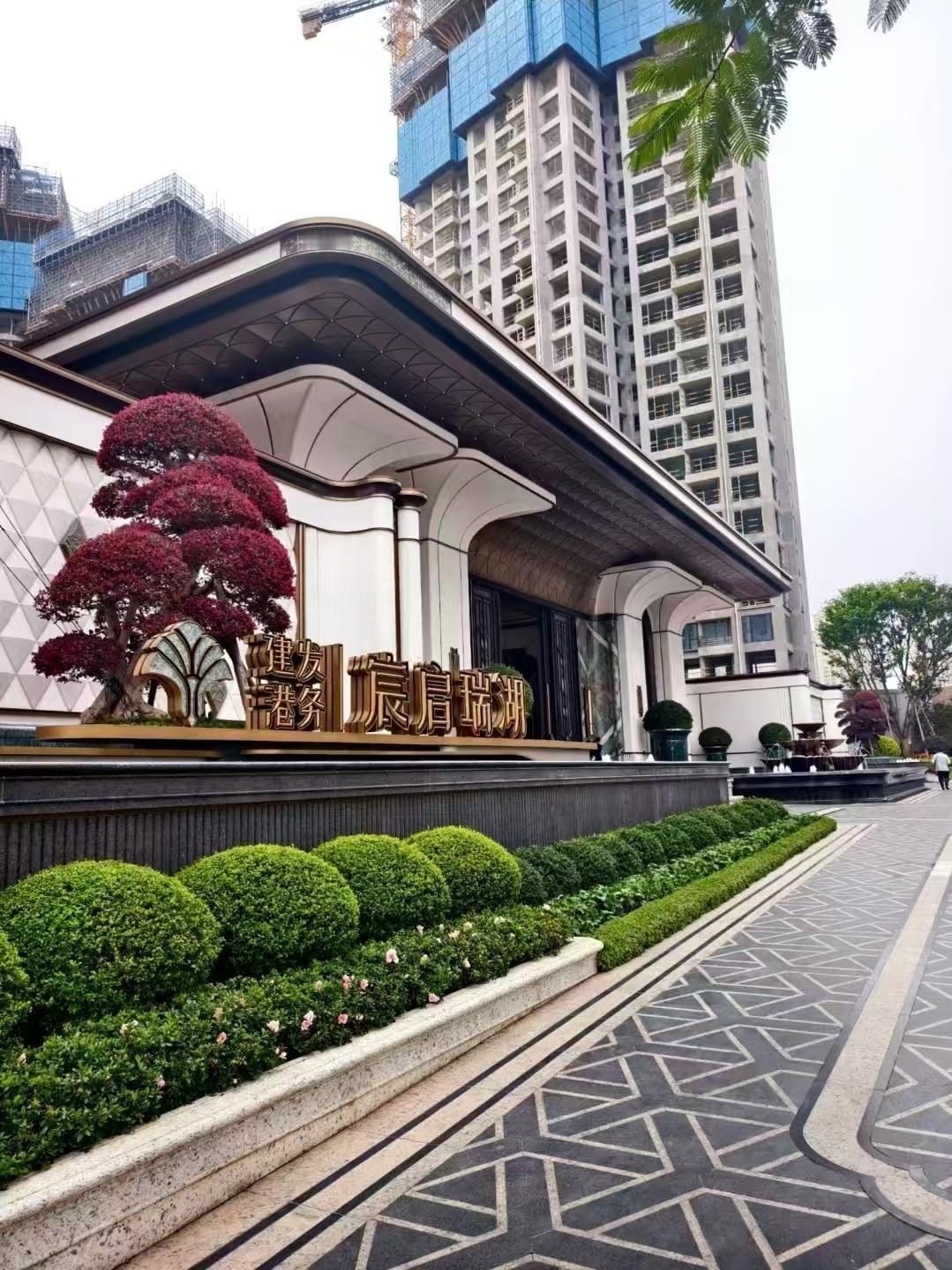 分不清的厦门豪宅们，与帝景苑首先分不清的是项目名字。一个叫宸启，另一个要