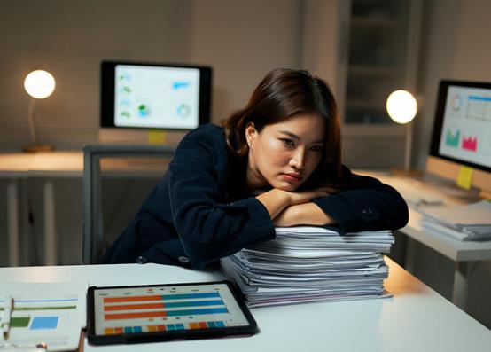 为什么现在上班越上越累？根子出在岗位职责整个颠倒了。你有没有发现一个特别荒诞的现
