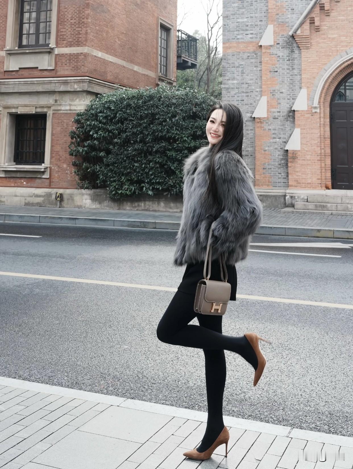 长时间穿高跟鞋会对脚有影响嘛会让脚部肌肉长期处于紧张状态，容易疲劳。