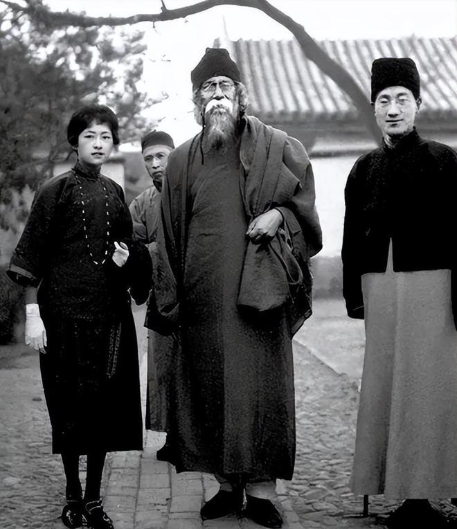 对比一下林徽因和徐志摩的穿着打扮，同样出生于贵族上流家庭的泰戈尔，好像乡下老农，