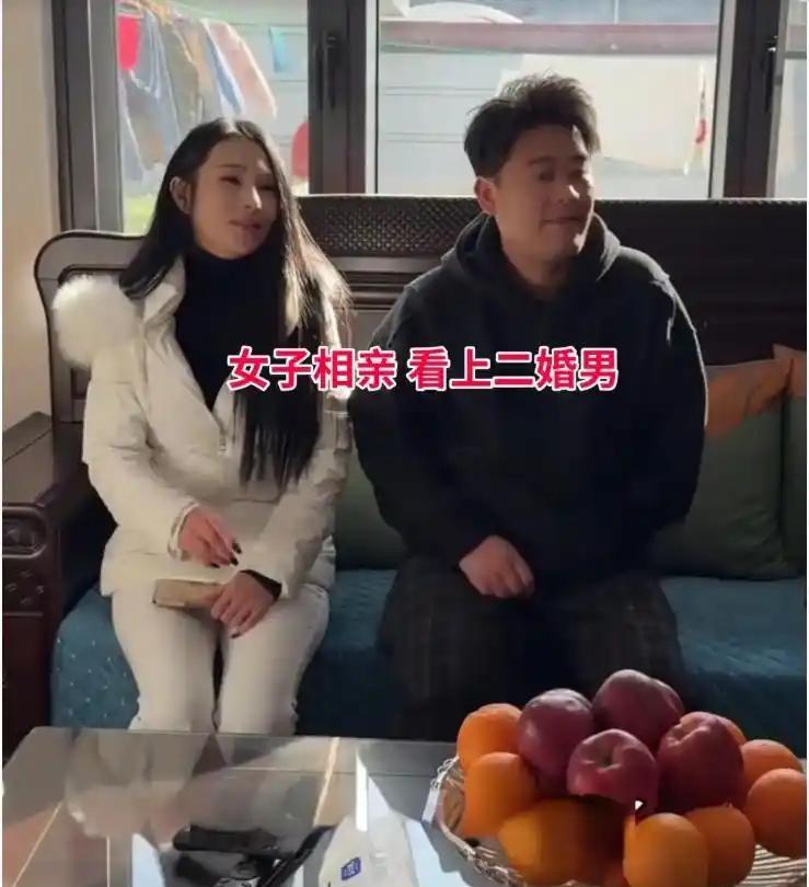 姑娘初次相亲，一眼看中眼前这位二婚男人。交谈下来，男人稳重体贴，待人温和，她满心