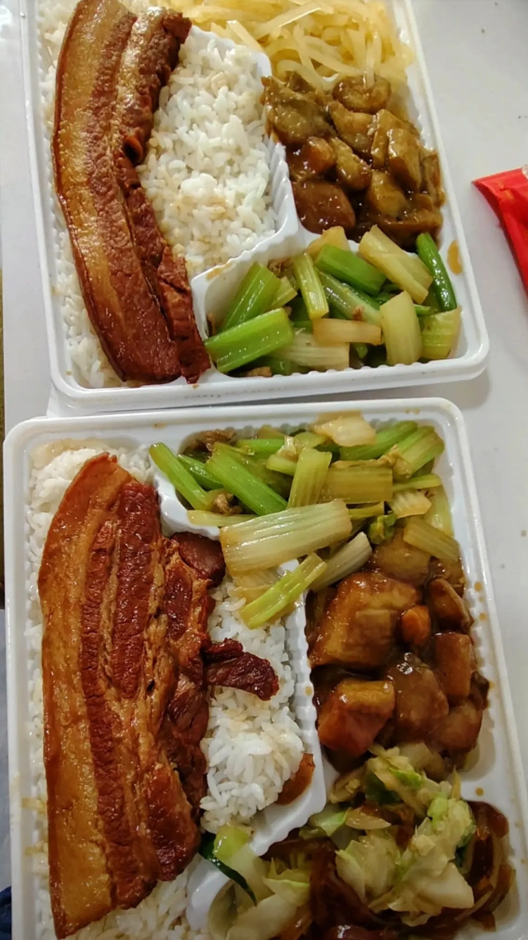 你们猜，我这两盒套餐外卖花了多少钱？正常情况下，加上外卖员的跑腿费，怎么不得