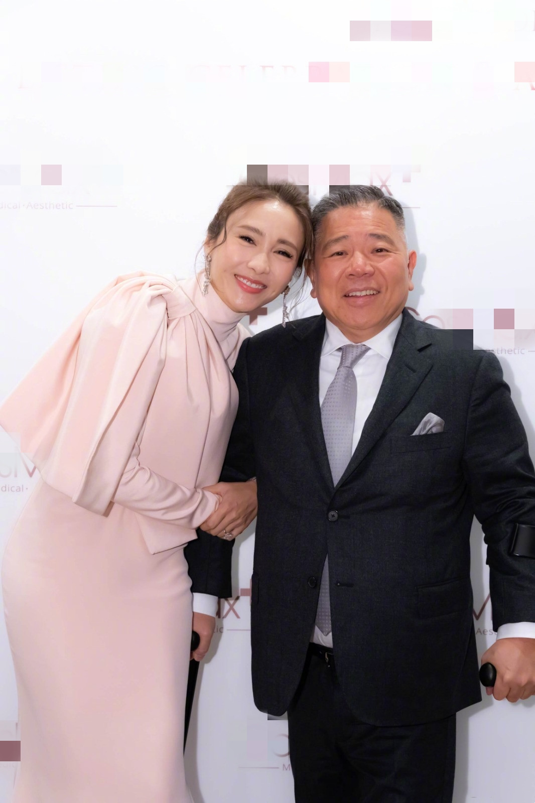 黎姿晒全家福庆祝50岁生日,3个女儿齐送吻,65岁丈夫罕见出镜