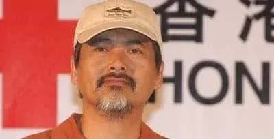我现在隆重声明一下，周润发不是铁公鸡，更不是一个一毛不拔的艺人。1985年，