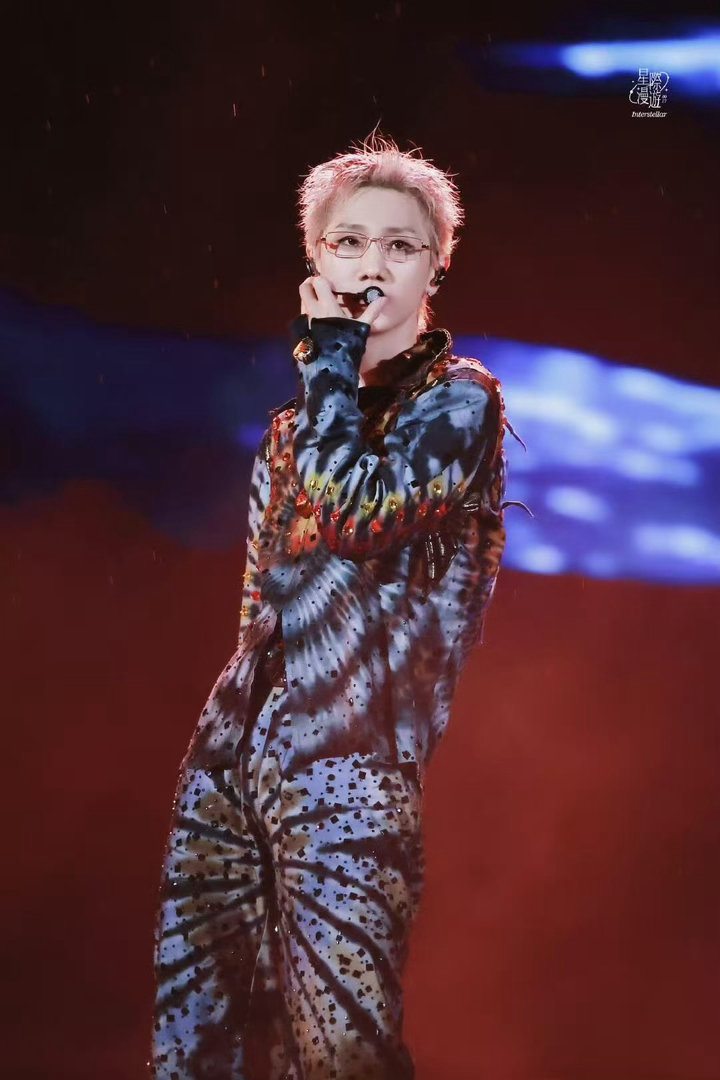 汪苏泷讲那么多笑话不如脱件衣服本来还在乐呵呵听段子，结果汪苏泷突然脱掉外套，利落