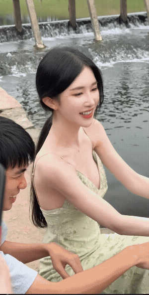 看肤色就知道男的是教练女的是在学钓鱼的！[赞]
