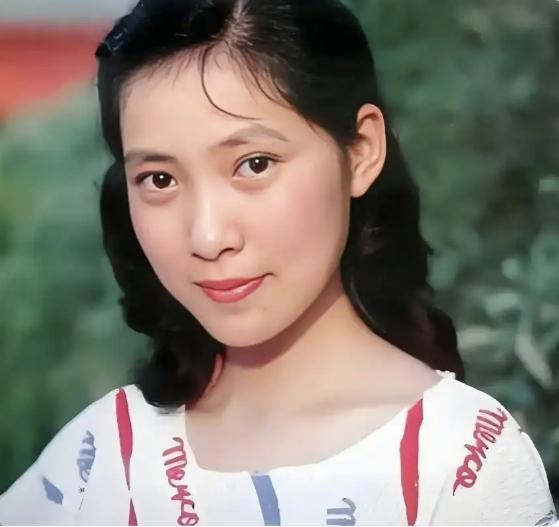 沈丹萍家两个混血女儿都长相平平，和沈丹萍年轻时颜值完全不能比。看来基因这个东西并