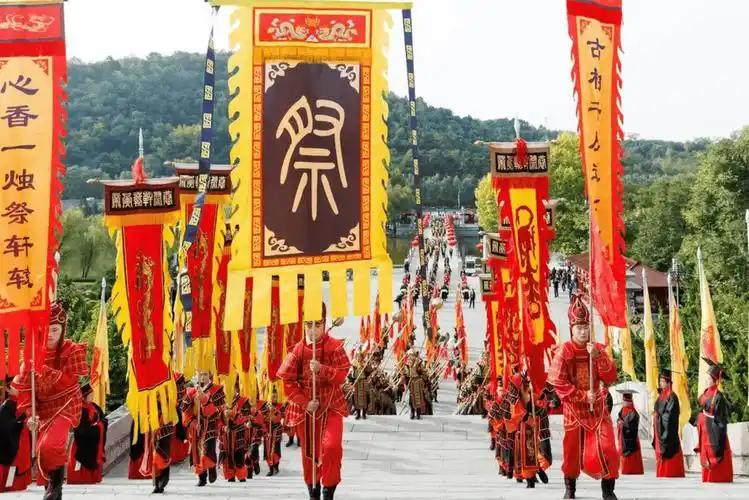 新郑名人1；黄帝:华夏的人文始祖，出生于新郑，建都于新郑，葬于陕西黄陵县。
