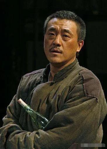 一天，何冰跟儿子在家看电视，没想到儿子看到了何冰演得电视剧后，吃惊的问何冰说：“