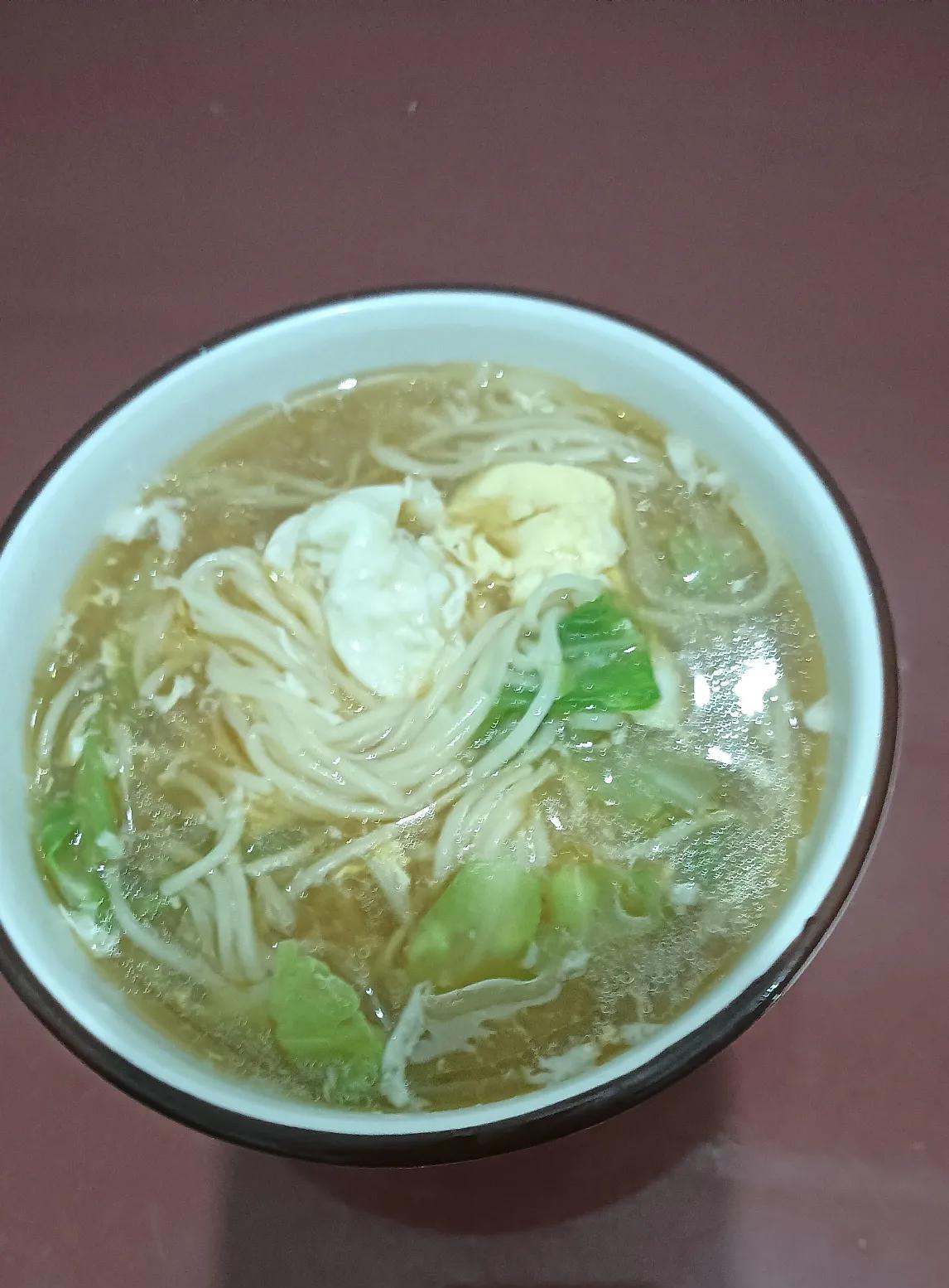 中午在客厅里看孙子和孙女，不到两岁的小孙子跑到我身边: