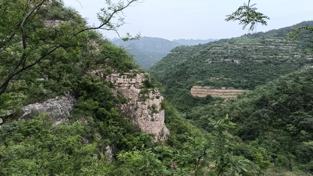这里是河北涉县的后岭上村。进村需经过一条1公里长的石板古道，古道从山下蜿蜒至半山