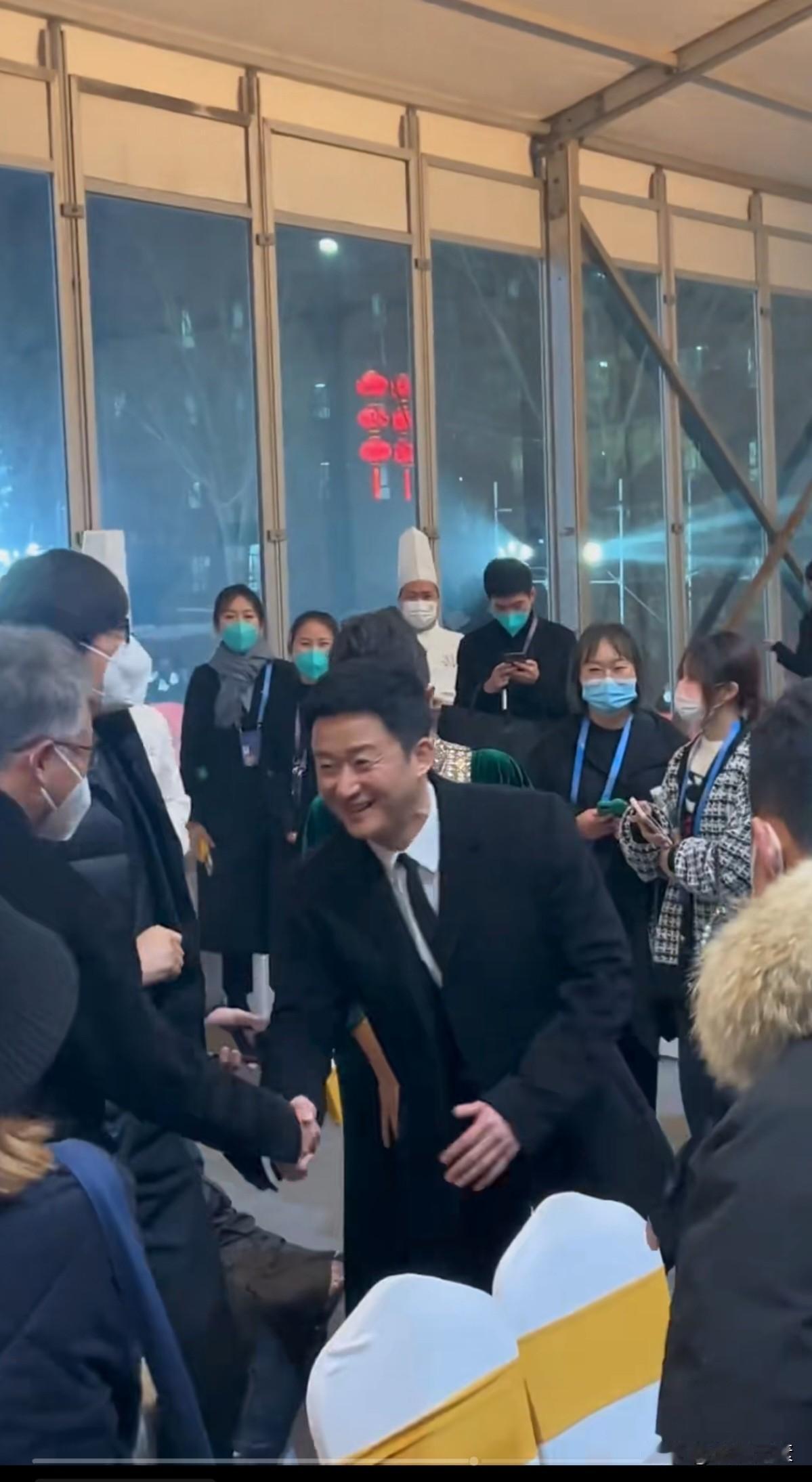 吴京大导演虽然是皇族后裔，却没有一点高高在上的架子，人品挺好，也挺随和的，