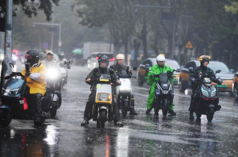 #北京秋雨来了#【#北京降雨还将继续#！中午至傍晚降雨明显，雨后风起，明天阵风6级左右】10月17日