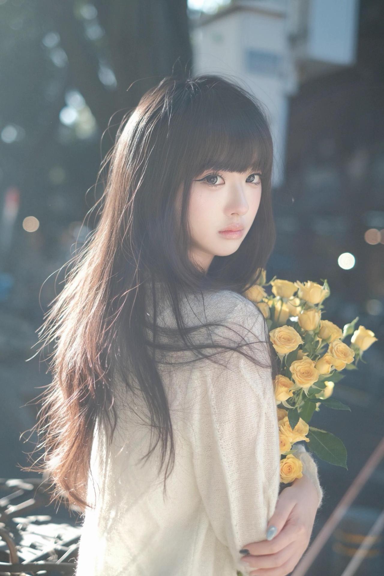 日常场景的唯美写真更具生活气息，关键在于挖掘场景中的细节，通过光影与构图打造出独