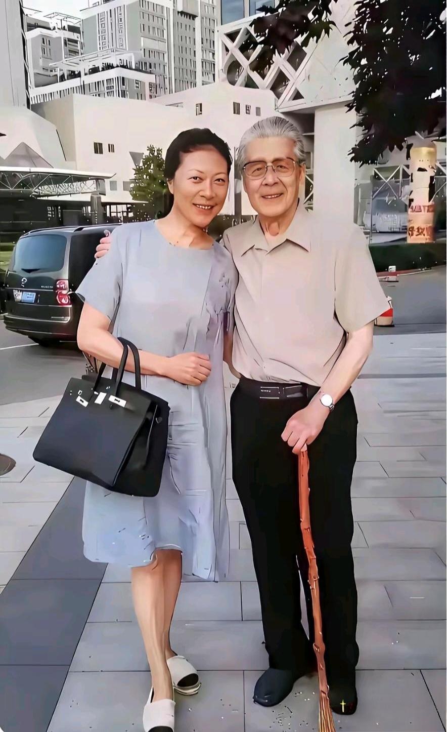 能认出这两位老戏骨的人，岁数基本都不小了。右边是德高望重的蓝天野老师，拿过七一