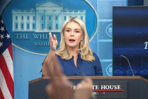 白宫最年轻发言人上演大型“职场自保名场面”，这位28岁的卡罗琳·莱维特本该是风光