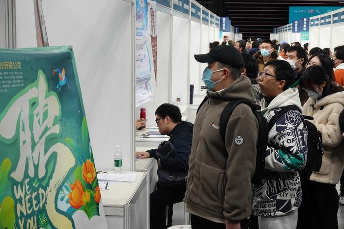 今天去工业区找工作，心凉了大半截。普工招18-40岁，保安也只要40以下。那
