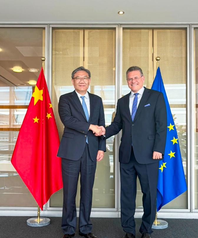 谈成了，欧盟答应中国。 很多人之前都在担心，中欧贸易摩擦会越闹越僵，欧洲接连出