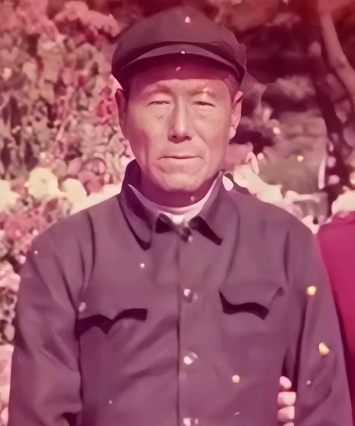 志愿军特等功臣，战场疯子董明德。董明德，1918年生于山东莱阳，1947年参