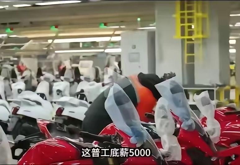 张雪机车这波操作，属实把“打工人尊严”焊死在合同里了。网传普工底薪5400，包
