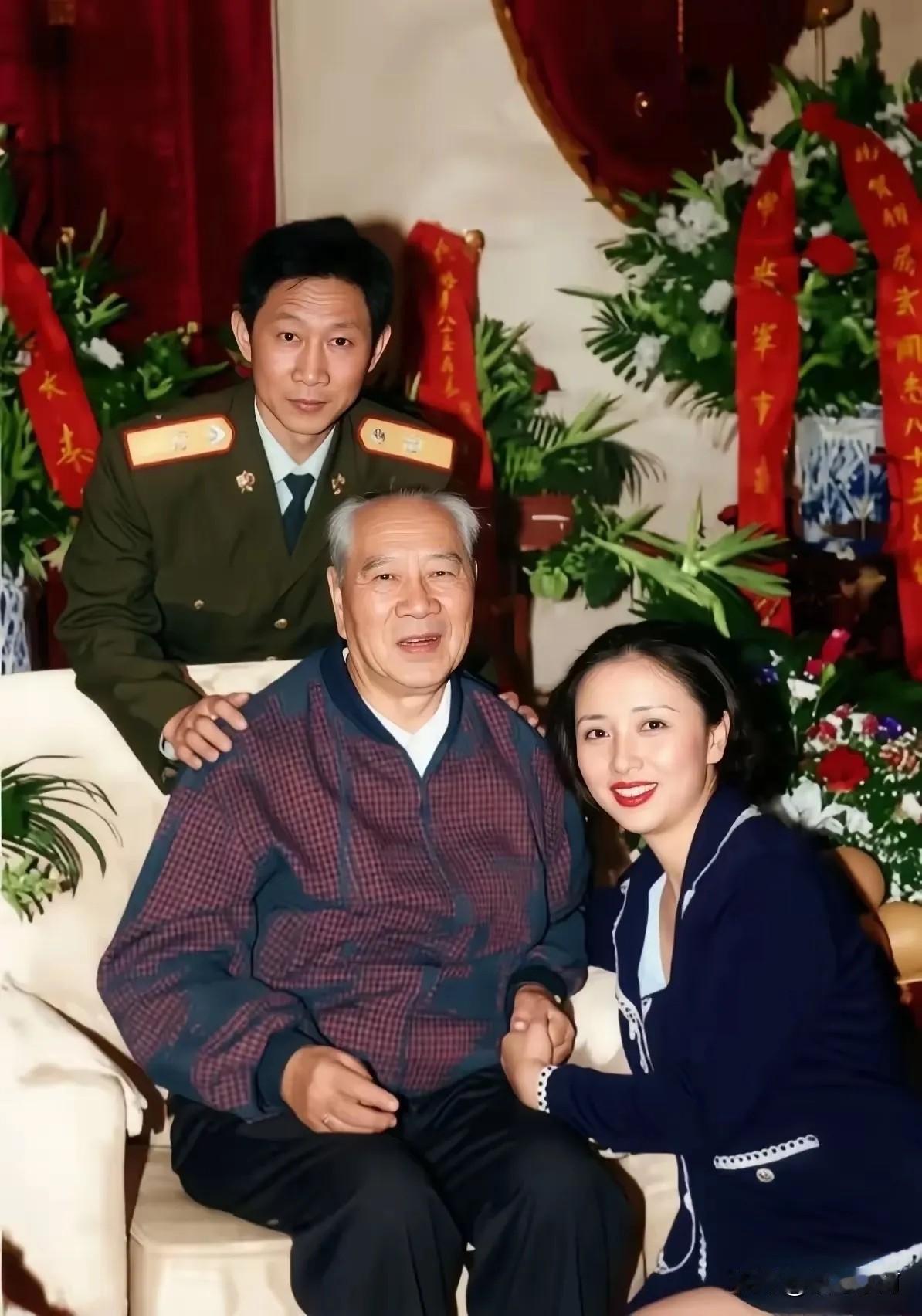 🍁1998年，开国上将杨成武迎来85岁寿辰。次子杨东明与儿媳秦畹江搀扶着老父亲