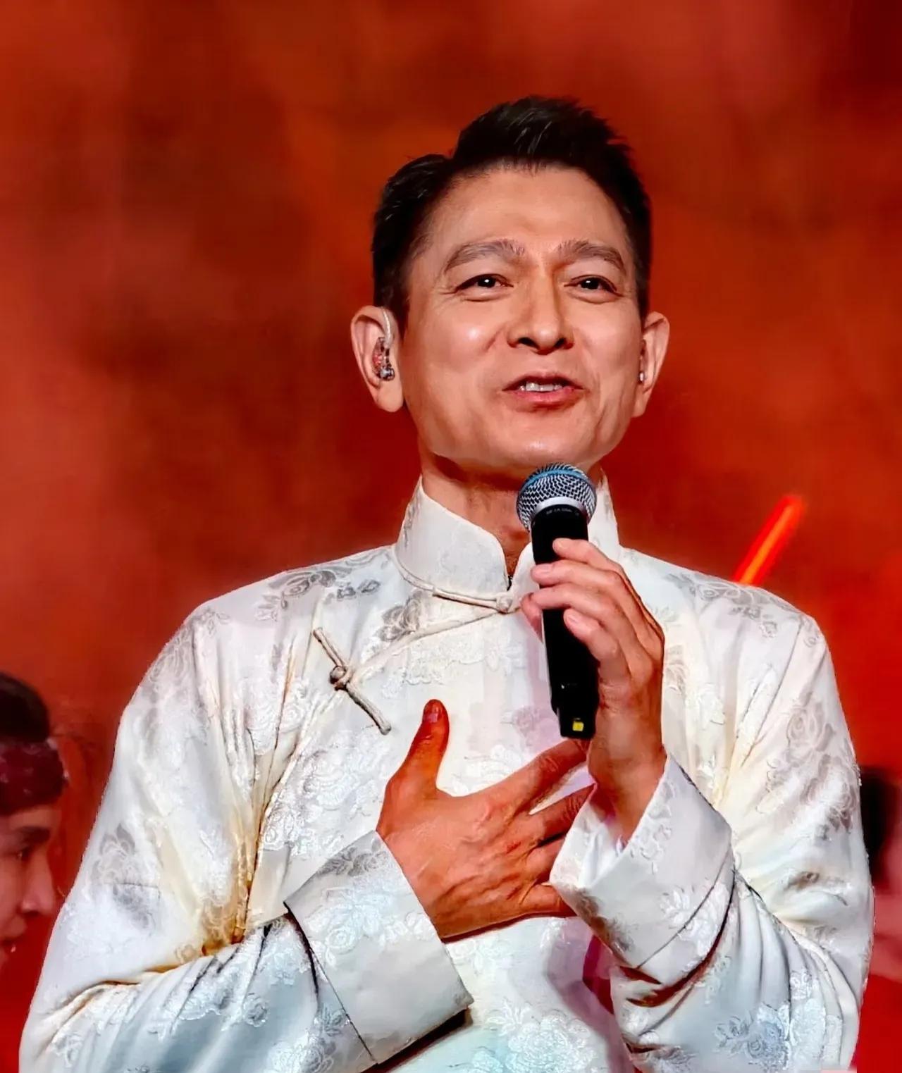 刘德华这次在全运会开幕式上的表现，直接重新定义了“顶流”的含金量！当64岁的