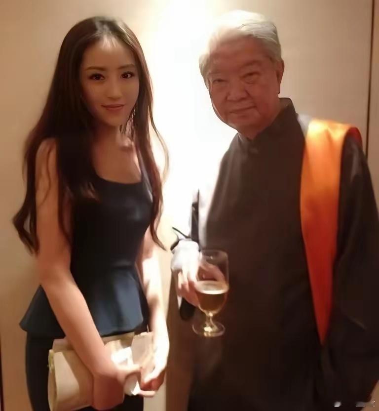 蔡澜大笑着说“帮我和全场最美的拍个照！”，于是有了这张照片。当时他70来岁，姑娘