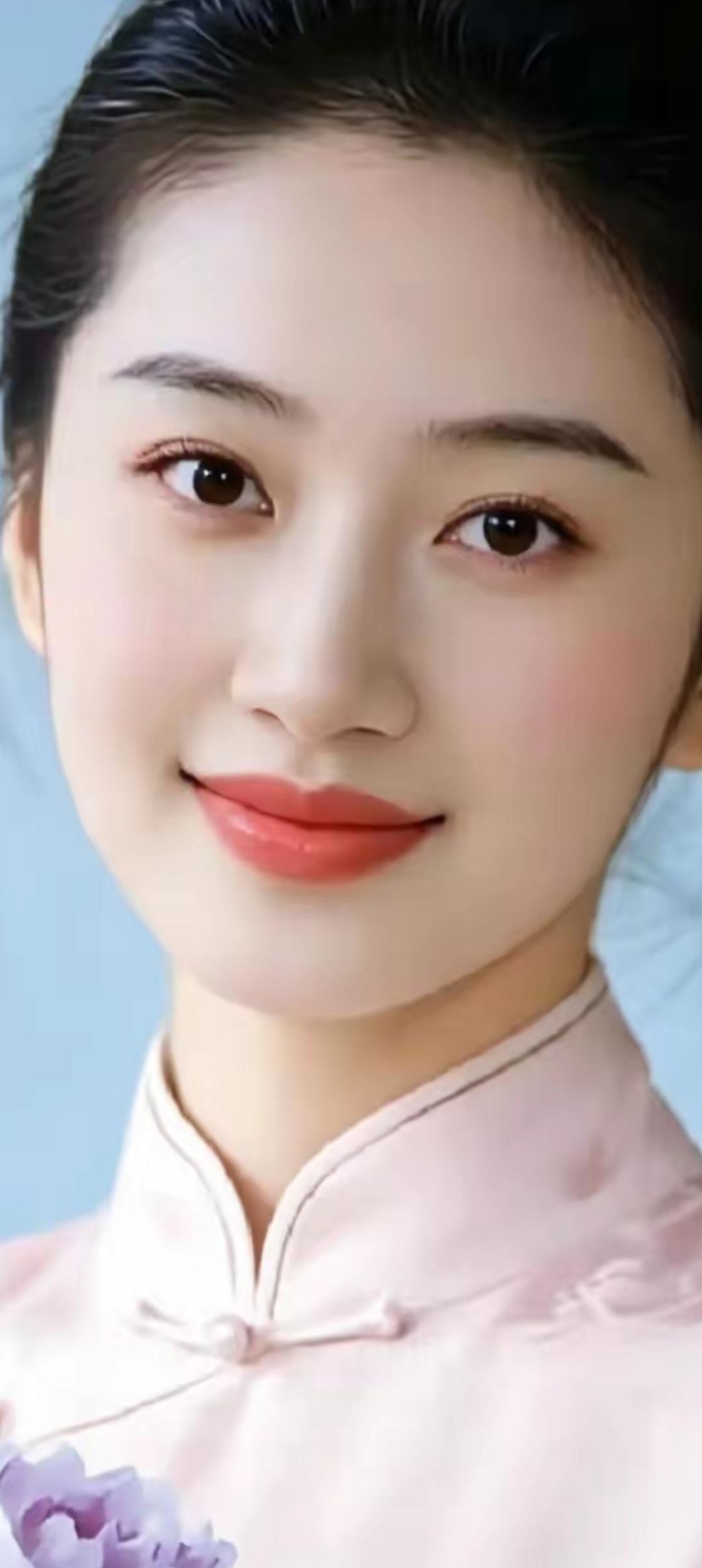 温柔甜美的粉色旗袍，搭配淡雅的紫色花朵，尽显东方古典美。
