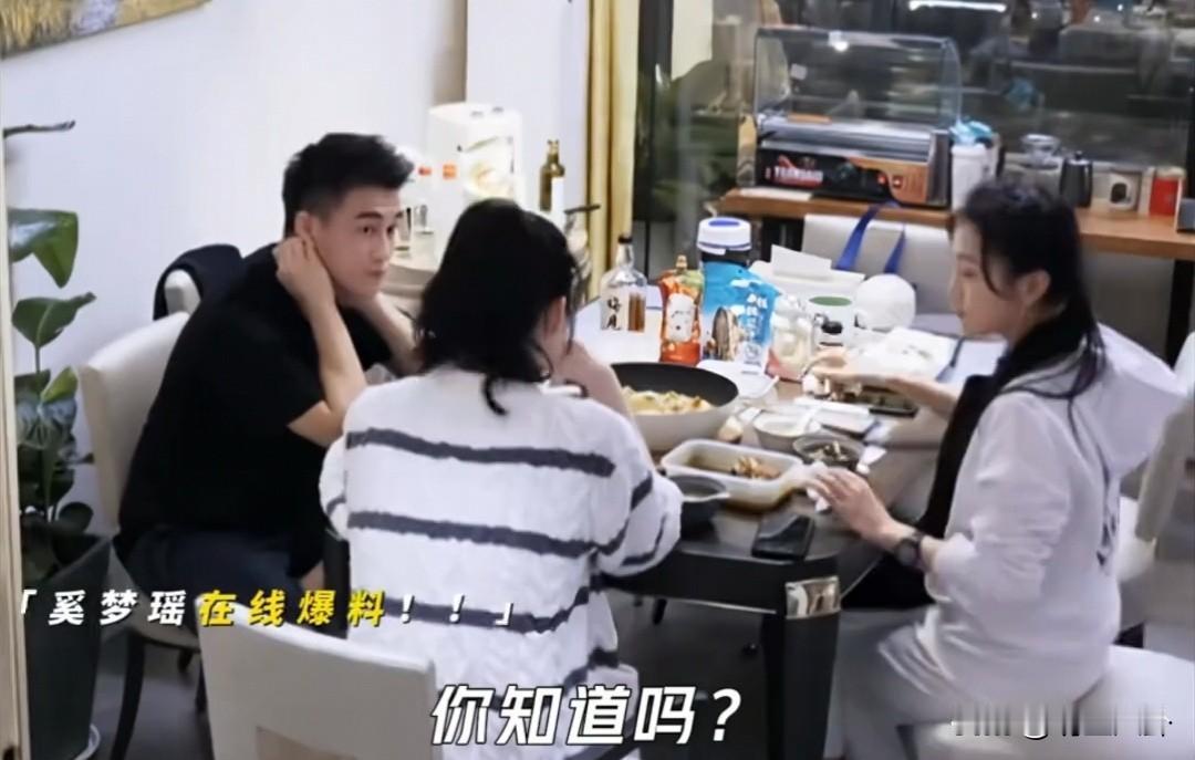 你敢相信吗？何猷君家保姆送主人iphone[哭哭][哭哭][哭哭]他