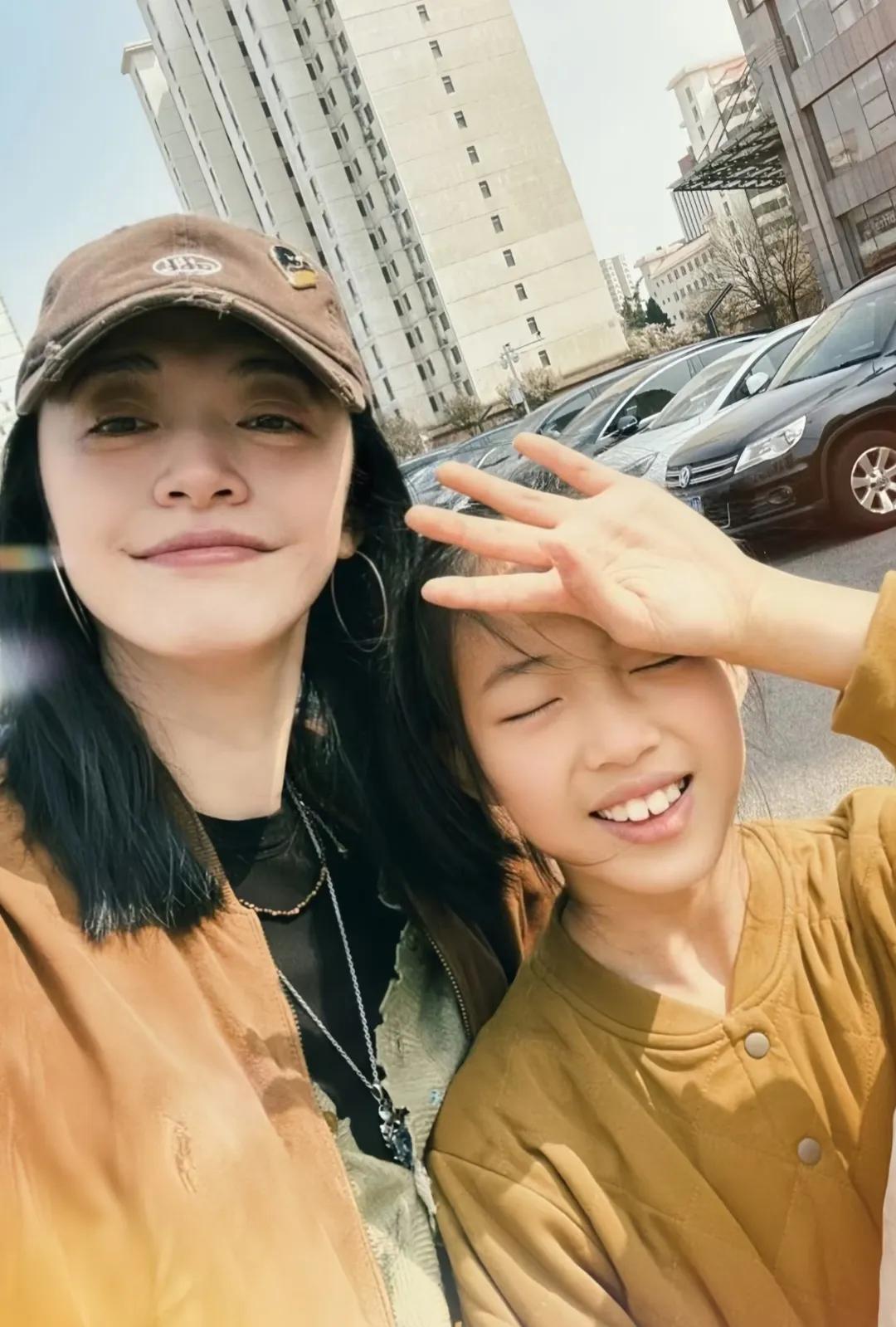 姚晨女儿小茉莉9岁，身形高挑，长发披肩，眉眼清秀，4岁开始学芭蕾，获得了好多奖项