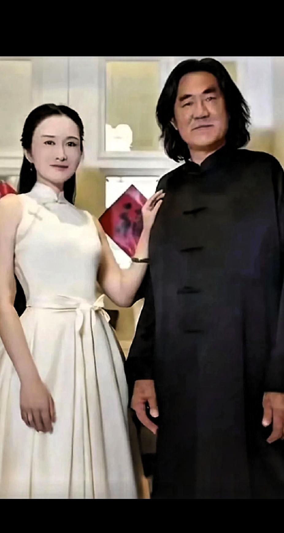 真的是不敢认了！原来是75岁的张纪中为了所谓的爱“改头换面了”！把刮胡子也刮了