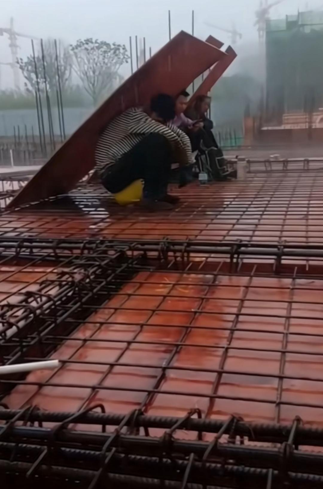 这些工人，城市的基石和奉献者日晒雨淋，高危行业尽管他们的居住环境恶劣，生活条