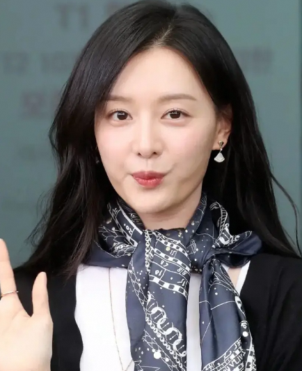 金智媛现身机场与粉丝打招呼的淡雅女神
