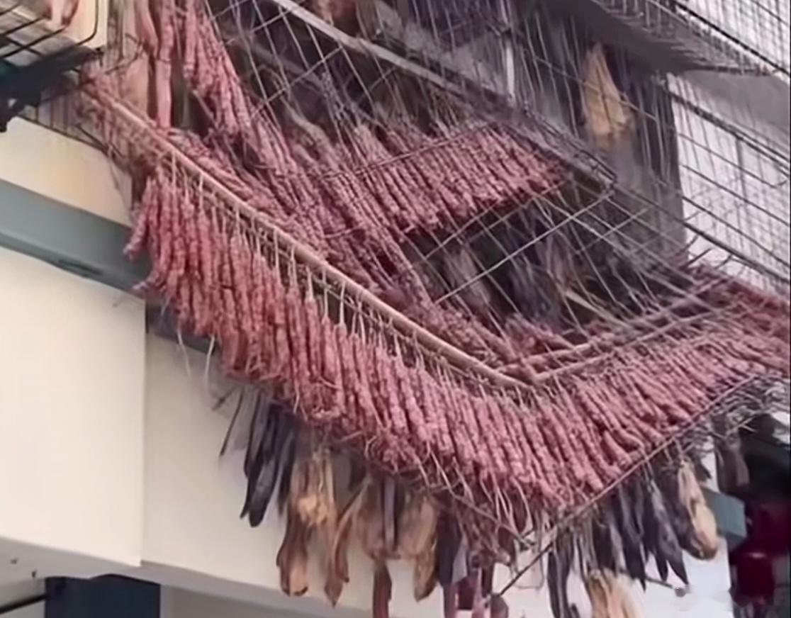 眼看着这些年货压垮了防盗窗，捡者有份？