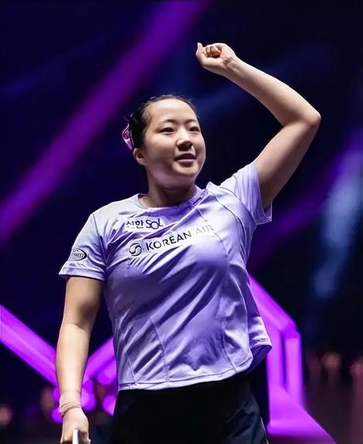 韩乒又越长城！申裕斌4-2掀翻陈熠法国观众用法语喊她名字那一刻，我突然意