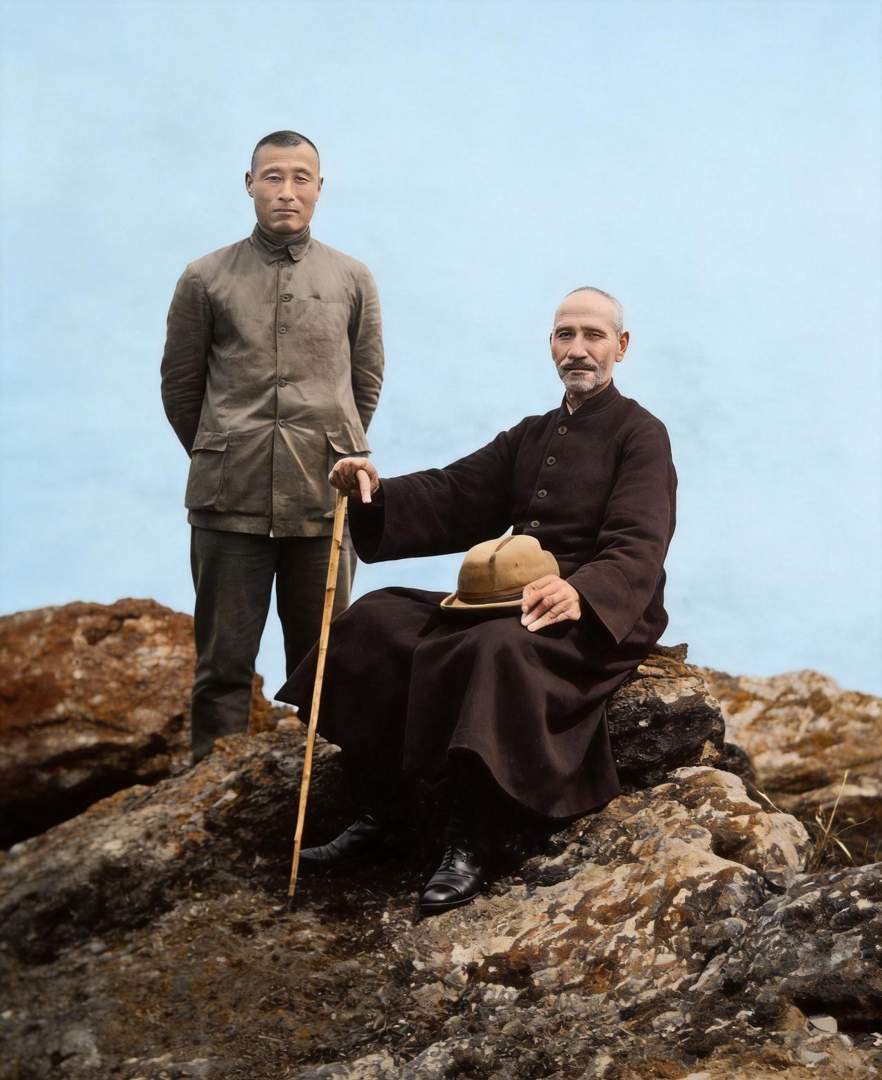这是1936年蒋中正与族侄蒋恒祥登上庐山五老峰之巅。蒋恒祥曾长期担任蒋中正的侍从