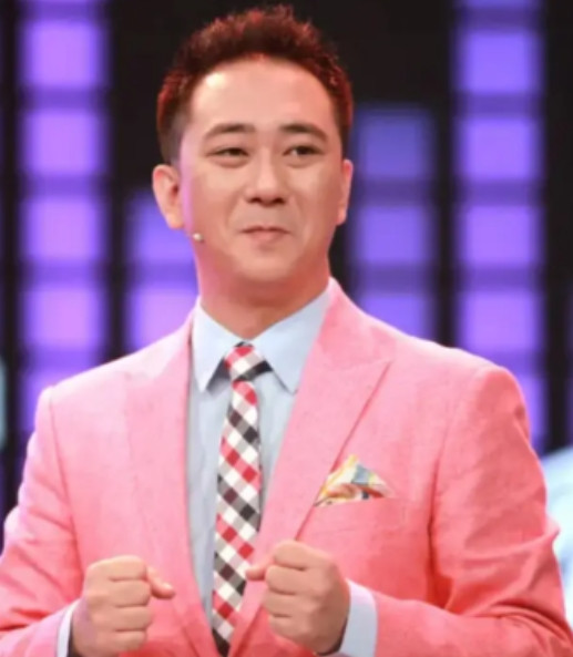 当年，王自健因为说错话，被妻子打了500个耳光，他卑微地跪地求饶：别打了，我都没