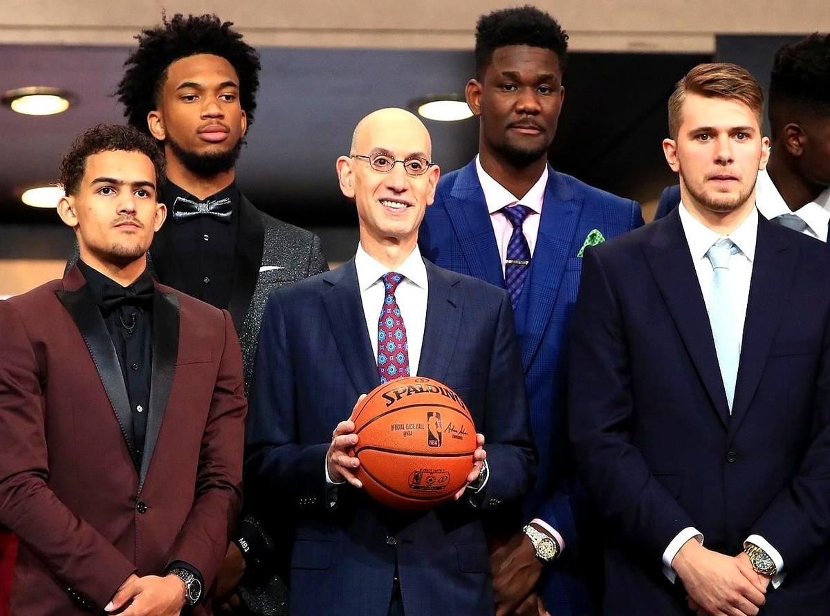 那届选秀，像村口忽然冒出好几口金矿。有人一铲子就挖到块金子。有人被人笑话，偏