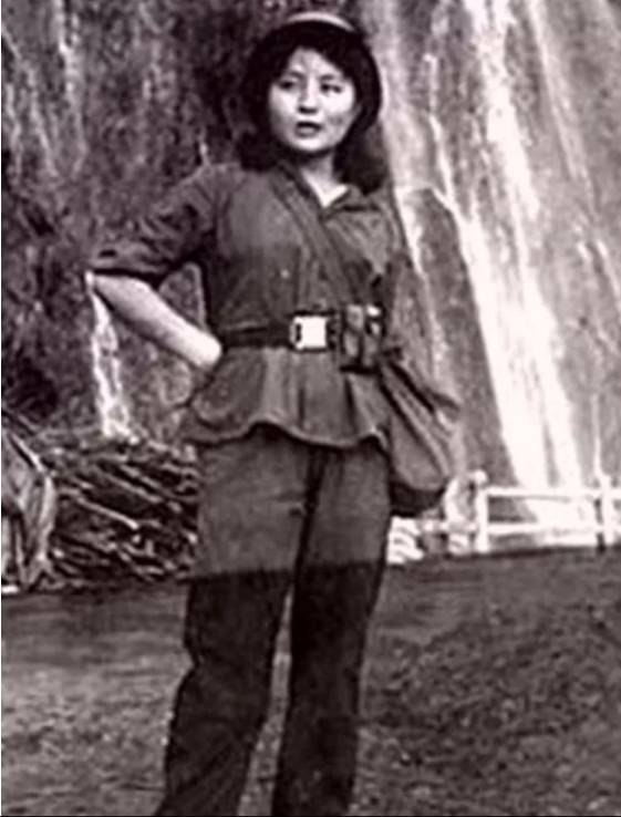 1984年，女兵谢楠因私自开枪为牺牲的战友送行而被取消战功和入党资格，20年后，